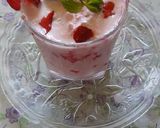 A picture of step 4 of Fresh Strawberry milk shake.