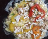 A picture of step 5 of Cheesy chicken n bell peppers omelet.