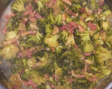 Foto del paso 4 de la receta: Brócoli salteado con bacon y taquitos de jamón