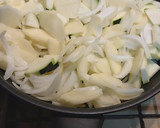 Foto del paso 1 de la receta: Tortilla de patatas, calabacín y cebolla. Muy melosa