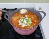 Hình bước làm 6 của món Canh kim chi giá tương 김치콩나물국