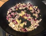 Une image de l'étape 6 de Tagliatelles de saucisses fumées aux carottes violettes et oignon rouge.
