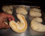 A picture of step 8 of Pan de Yuca.