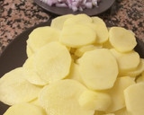 Foto del paso 1 de la receta: Tortilla de patatas y cebolla 😋