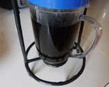 Foto del paso 3 de la receta: Café criollo colado en colador de tela