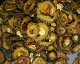 करेले प्याज़ टमाटर (Karela Pyaz Tamatar recipe in Hindi) रेसिपी चरण 3 फोटो