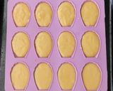 Foto langkah ke 4 dari resep Vanilla Madeleines.