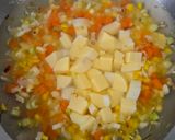 Foto langkah ke 3 dari resep Egg Drop Corn Soup With Tofu.