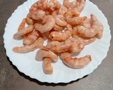 Foto del paso 1 de la receta: Colas de carabinero peladas con setas shiitake y pimiento rojo