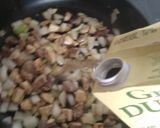 Foto del paso 3 de la receta: Habas refritas con las vainas y carne de cerdo y pollo