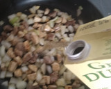 Foto del paso 3 de la receta: Habas refritas con las vainas y carne de cerdo y pollo