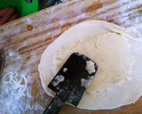 Foto del paso 5 de la receta: Salchichas con puré envueltos. Con masa casera y papas al horno