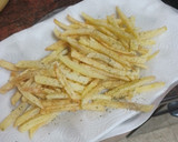 Foto del paso 7 de la receta: Muslos de pollo adobados y asados en freidora de aire con papas fritas al ajillo y salsa del adobo