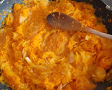 Foto del paso 2 de la receta: Tortilla de calabaza naranja y cebolla