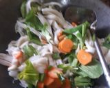 Foto langkah ke 3 dari resep 134. Tumis jamur wortel sawi.