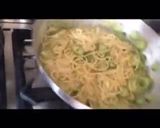 Foto del passaggio 8 della ricetta Linguine con zucchine mantecate con caciocavallo ragusano 🌷