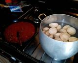 Foto del paso 9 de la receta: Sorrentinos mediterráneos con mi salsa de chorizos caseros y cabernet