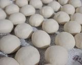 Foto langkah ke 2 dari resep Donat gula tanpa telur.