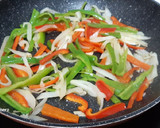 Foto del paso 1 de la receta: Tortilla de fritada de pimientos y cebolla
