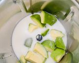 A picture of step 2 of Avocado Milkshake.
