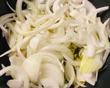 Hình bước làm 3 của món Vào bếp cùng con: Onion jam hay mứt hành tây mặn ngọt với dấm dâu tằm
