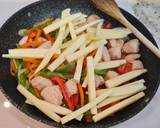 Foto del paso 3 de la receta: Salteado de calabacín, zanahorias, pimientos y solomillo de pavo