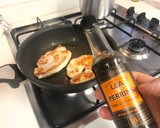 Foto del paso 2 de la receta: Pechugas de pavo en salsa inglesa