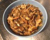 Une image de l'étape 2 de Soupe asiatique épicée au bouillon de crevettes, tomate noire, shiitakes et coriandre.