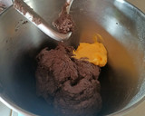 Foto langkah ke 2 dari resep Monocrome Donuts (Charcoal Donuts).
