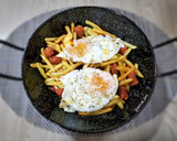 Foto del paso 5 de la receta: Cazuela de patatas y huevos fritos con chistorra