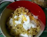 Foto langkah ke 2 dari resep Indomie Kari Ayam Kuah Susu.