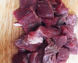 Hình bước làm 3 của món Cà ri Nhật với táo, thịt bò