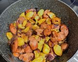 Foto del paso 5 de la receta: Salchichas con Patatas al Oloroso Dulce