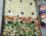 صورة لخطوة 4 من وصفة بيتزا كاري 🍕ميلونج الصلصة الحمراء والبيضاء