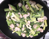 Foto del paso 1 de la receta: Bacalao a la plancha con timbal de ajos tiernos salteados