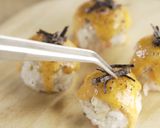Foto langkah ke 6 dari resep Rice Ball Crab Stick Mentai.