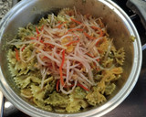 Foto del paso 6 de la receta: Pasta con ensalada china y pesto Exprés
