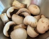 Une image de l'étape 1 de Soupe de nouilles Udon aux œufs et aux champignons de Paris.