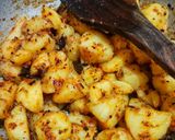A picture of step 3 of Khatty aloo.