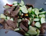 Foto langkah ke 3 dari resep Tumis Zuchini Daging Sapi.