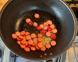 Foto langkah ke 2 dari resep Tumis Buncis Sosis Merah.