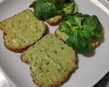 Foto del paso 2 de la receta Tostadas de guacamole y canónigos