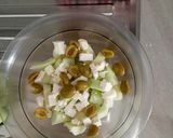 Foto del passaggio 2 della ricetta Insalata di pomodori, cetrioli e feta