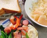 Hình bước làm 1 của món Bữa trưa một mình với bánh mì trứng ốp, tôm, xúc xích và rau cần áp chảo