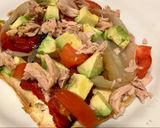 Foto del paso 5 de la receta: Tacos especiales con cebolla y morrón asado, palta y atún