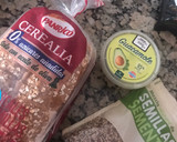 Foto del paso 1 de la receta: Tostadas con guacamole y semillas