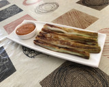 Foto del paso 4 de la receta: Calçots o cebolla tierna en Lékué con salsa romesco