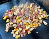 Une image de l'étape 12 de Travers de porc marinés aux courgettes jaunes, aubergine graffiti et tomates.