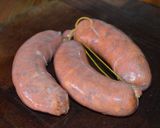 Foto del paso 2 de la receta: Fierritos de bondiola, chorizo y ciruela