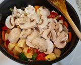 Foto del paso 4 de la receta: Rabo de ternera en salsa de chirivías, pimientos y zanahorias